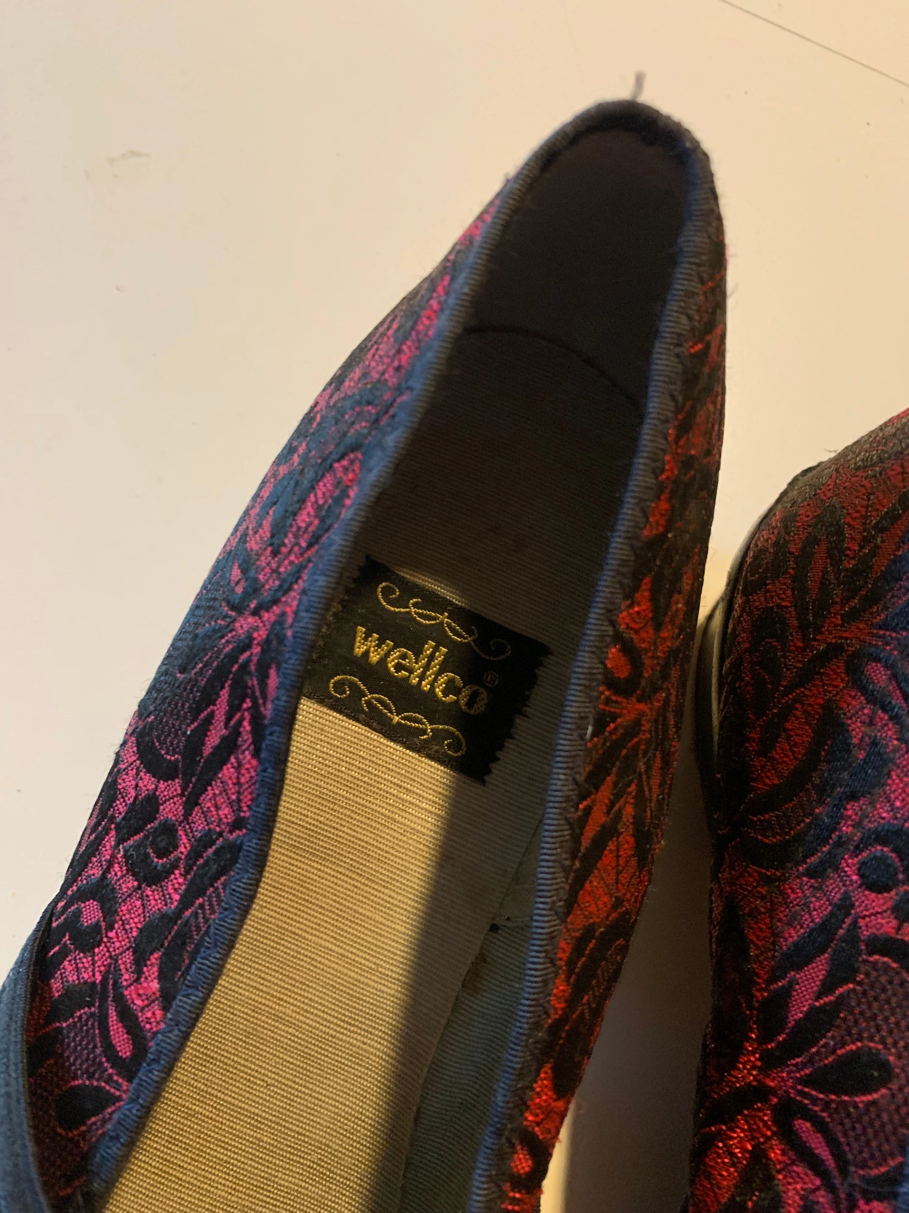 Slippers Extra Wide 4e Black and Red Satin Brocade Bedroom Slippers circa 1950s US 10N