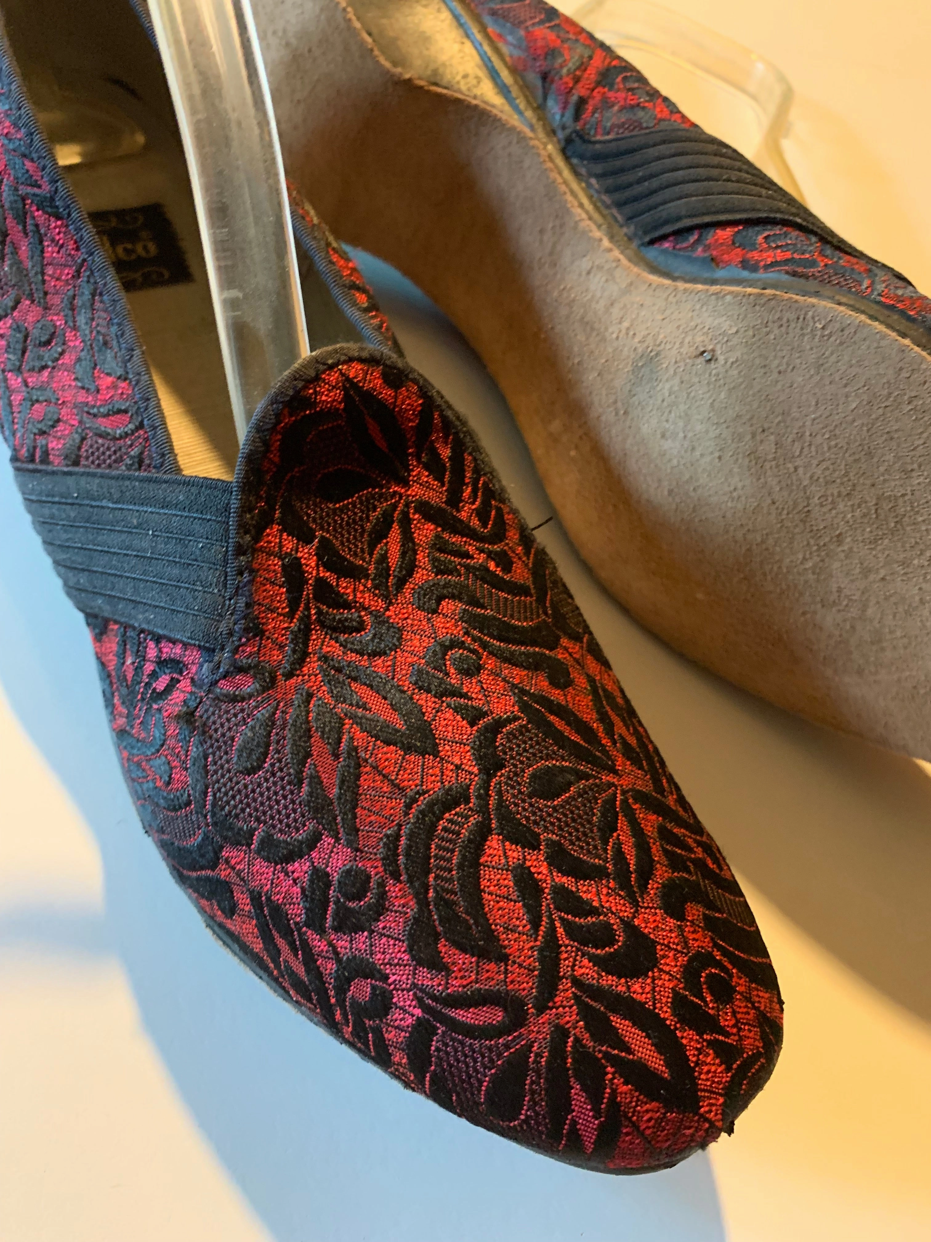 In Slippers Black and Red Satin Brocade Bedroom Slippers circa 1950s US 10N