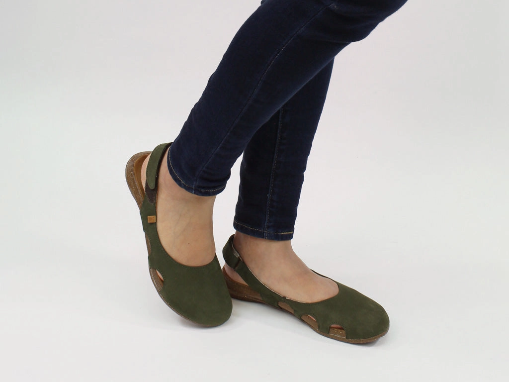 El Naturalista Wakataua N413 Kaki Flat Shoes Trend 2025