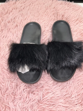 Grey Slippers Ugg, Size 7 Goat Slides