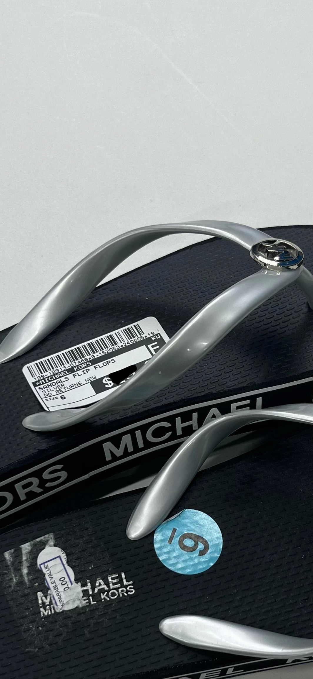 Ty Flip Flops Silver Sandals Flip Flops Michael Kors, Size 6